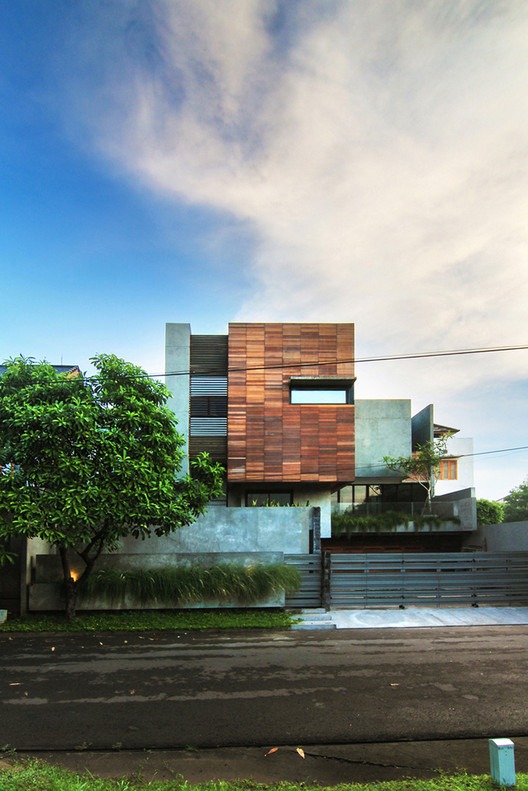 Lumber Shaped-Box House